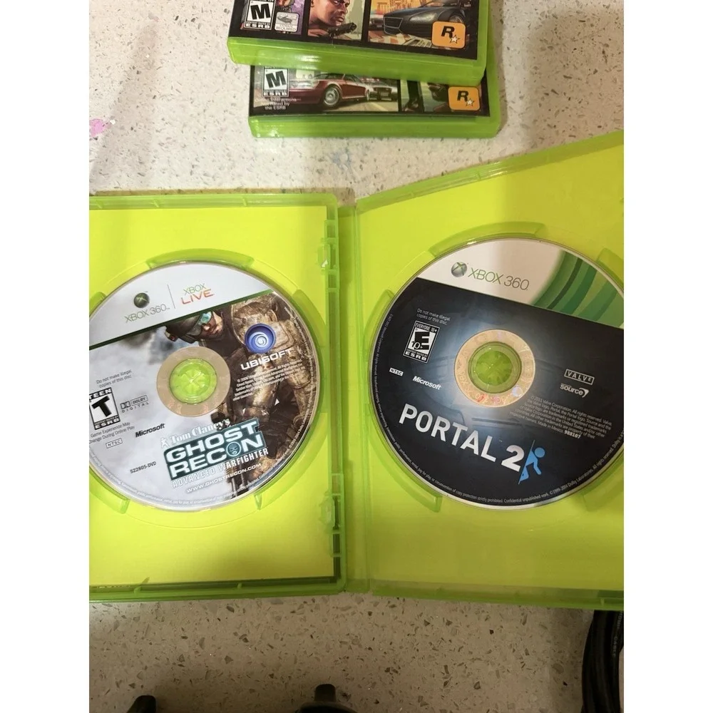 Microsoft Xbox‎ 360 ,2 Controllers ,cables HDMI Cable ,4 Games
